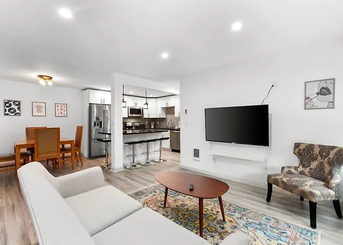 Hillside In Seattle - Updated And Well Appointed.