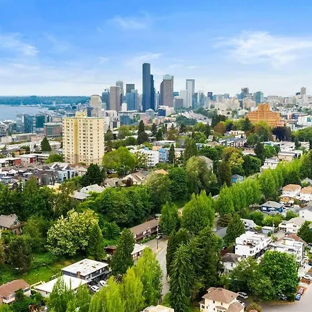 Hillside In Seattle - Updated And Well Appointed. Exterior photo