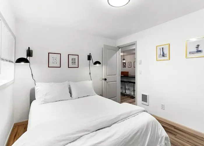 Hillside In Seattle - Updated And Well Appointed.