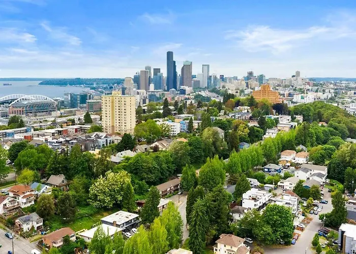 Hillside In Seattle - Updated And Well Appointed.